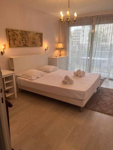 une chambre avec un lit avec deux oreillers dessus dans l'établissement Juan les pins centre Le France grand 3P vue mer, à Antibes