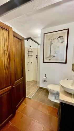 een badkamer met een douche, een toilet en een wastafel bij Hotel-Apartahotel Boutique Piedra & Luna in Villa de Leyva