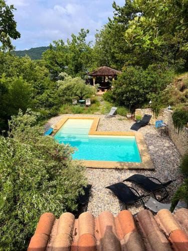 une vue aérienne d'une piscine dans un jardin dans l'établissement La Maison dans Les Pins Ardèche, à Saint-Thomé
