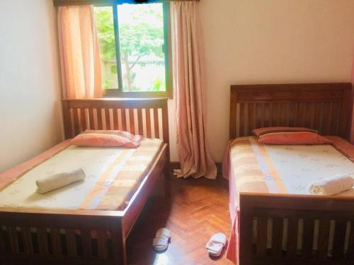 - 2 lits jumeaux dans une chambre avec fenêtre dans l'établissement Nieta Chunu, à Dar es Salaam