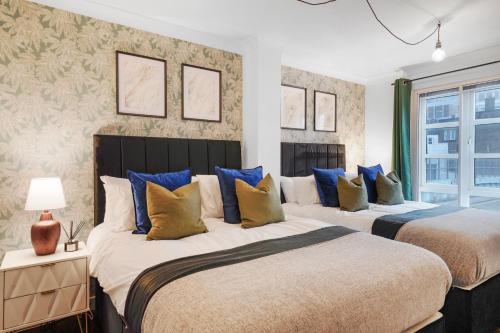 Un pat sau paturi într-o cameră la Stylish 3 Bed in Central London - Garden