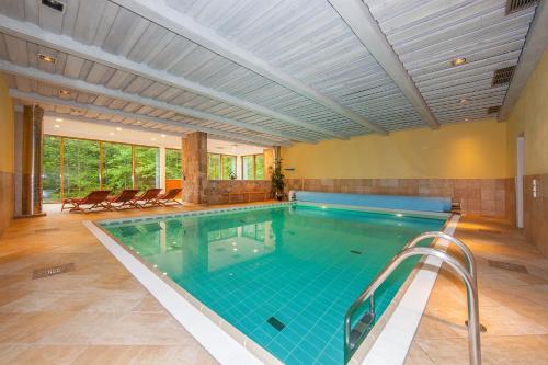 a swimming pool in a house at Gästehaus Lärchenhang in Mittenwald