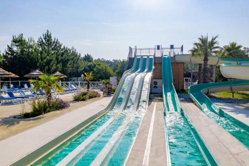 - un toboggan aquatique dans la piscine d'un complexe dans l'établissement Le Soleil Mobil-home, à Saint-Julien-en-Born