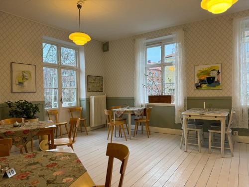 ランツクルーナにあるSTF Landskrona Hostelのダイニングルーム(テーブル、椅子、窓付)