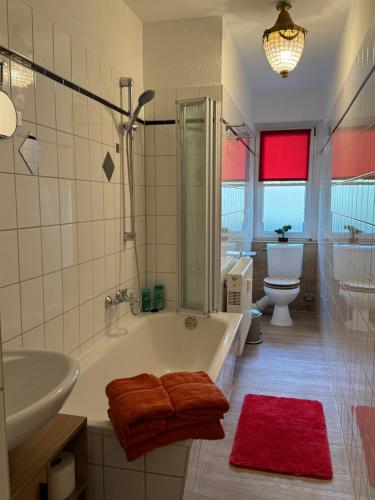 uma casa de banho com uma banheira, um lavatório e um WC. em Sweet Home Inside Dresden four em Dresden