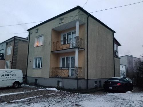 un bâtiment avec une voiture garée devant lui dans l'établissement Turystyczny kąt 1, à Augustów