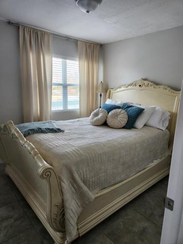 ein großes Bett in einem Schlafzimmer mit Fenster in der Unterkunft The Gardenia House in Naples