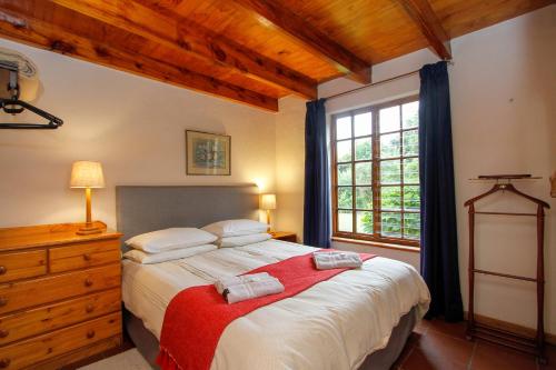 um quarto com uma cama grande e uma janela em 19 Mount Champagne em Winterton