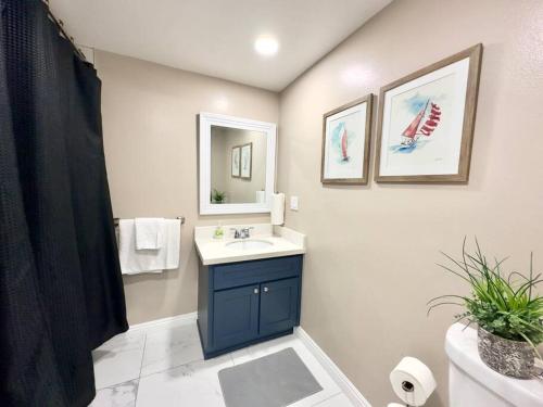 a bathroom with a sink and a mirror at Mins To Pasadena Charm & Rose Bowl in Altadena