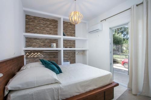 1 dormitorio con 1 cama con pared de ladrillo en La Vie Est Belle, en Ixia