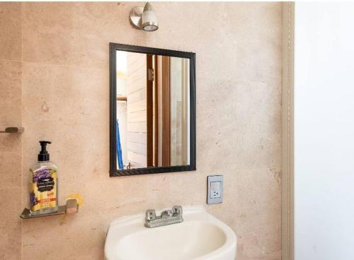 a bathroom with a sink and a mirror at Tranquilidad cerca de la playa in Bucerías
