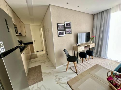 um quarto com uma cozinha e uma sala de estar em Apartamento novo decorado com sacada e linda vista da Cidade em São Paulo