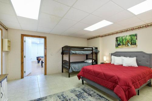 5 Bedroom Vacation Home Next To Silver Dollar City في برانسون: غرفة نوم مع سرير وسرير بطابقين