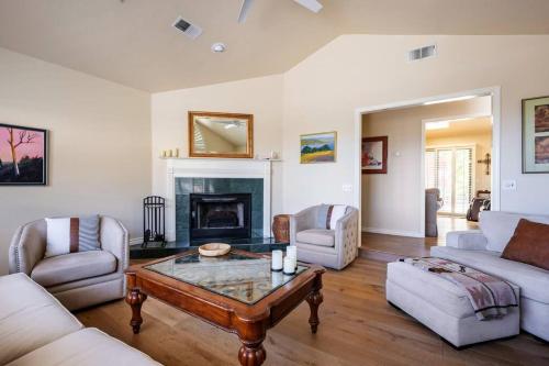 sala de estar con mesa de centro y chimenea en Bay View Ridge Holiday Home Private Pool Hot Tub between Santa Cruz and Monterey, en Watsonville