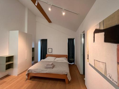 sypialnia z łóżkiem w pokoju w obiekcie Villa Boris w mieście Starše
