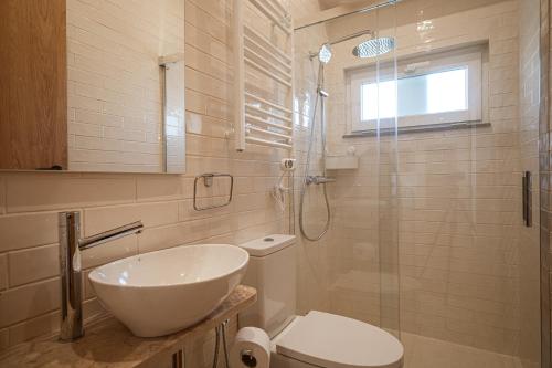 y baño con lavabo, aseo y ducha. en Casa Nª Srª das Graças, en Sintra