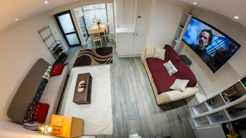 an overhead view of a living room with a couch and a tv at Ensuite Room with Jacuzzi in London