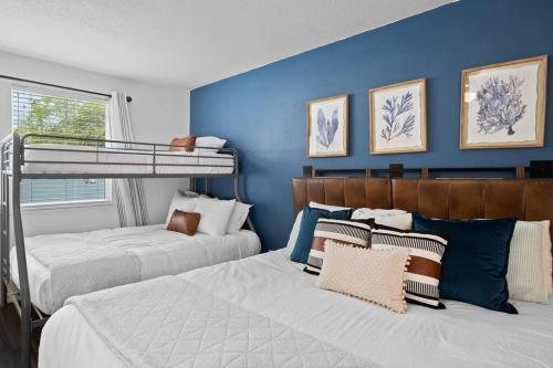 Duas camas num quarto com paredes azuis em Lux Sunny Family Paradise with Heated Pool and King Bed em Largo