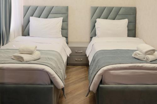 Кровать или кровати в номере Royal Renaissance Hotel