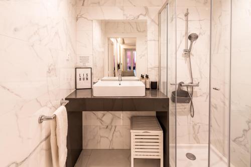 ein Bad mit einem Waschbecken und einer Dusche in der Unterkunft Charming Loft in Bairro Alto - JJ Apartment`s in Lissabon