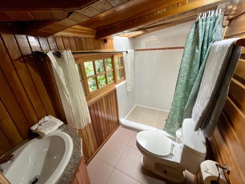 Los Quetzales Ecolodge & Spa في سيرو بونتا: حمام مع مرحاض ومغسلة وحوض استحمام