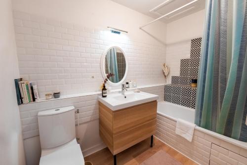 une salle de bain avec un lavabo, des toilettes et une baignoire dans l'établissement 3 étoiles tout confort centre historique au calme entre océan, vignobles et chateaux, à Bordeaux