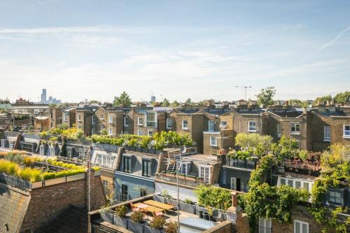 uma vista para uma cidade com casas em Portobello Road Artistic Studios 'BUDGET' em Londres