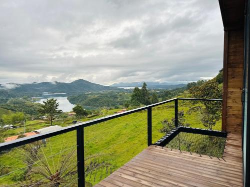 een balkon van een huis met uitzicht op een meer bij Glamping Samadhi - el Peñol in El Peñol