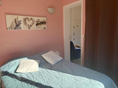 - une chambre avec un lit doté de draps bleus et d'oreillers blancs dans l'établissement T2 Arcachon Vacances et Plages a 50 mètres, à Arcachon