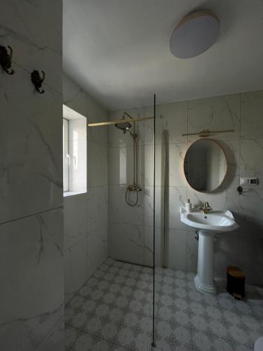 y baño con ducha, lavabo y espejo. en Brickller Apartments by Letrent, en Żyrardów