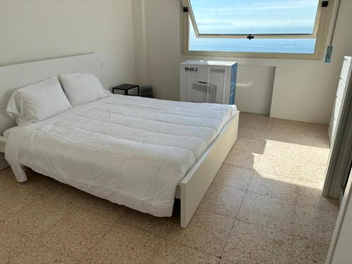 ナポリにあるPanoramaのベッドルーム(大きな白いベッド1台、窓付)