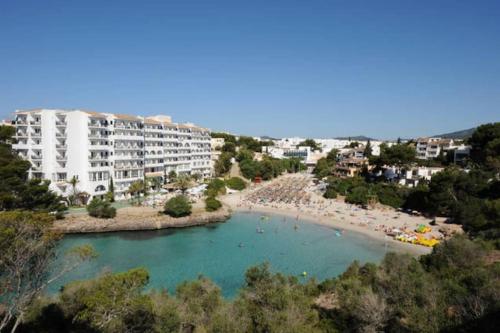 a view of a beach with a hotel and a resort at Rotonda Apartaments in Felanitx