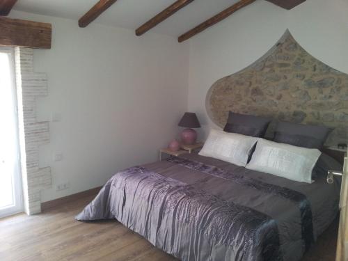 1 dormitorio con 1 cama grande y cabecero grande en Maison de charme, en Aix-en-Provence