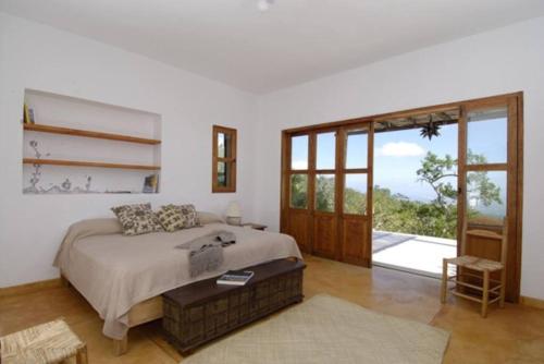 een slaapkamer met een bed en een groot raam bij La Ventana, La Paz Rancho Ancon Mountain and Sea Desert Oasis in La Ventana