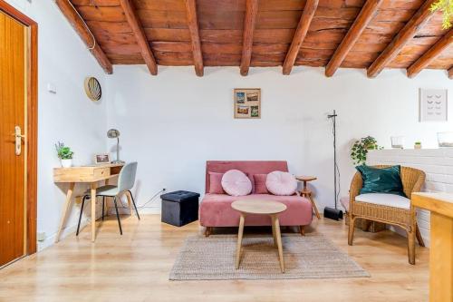 sala de estar con sofá y mesa en Maravilloso estudio en Chamberi. Metro Quevedo en Madrid