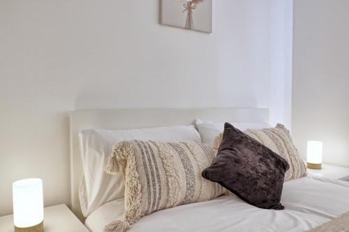 un letto bianco con due cuscini sopra di Hythe Hill Home a Colchester