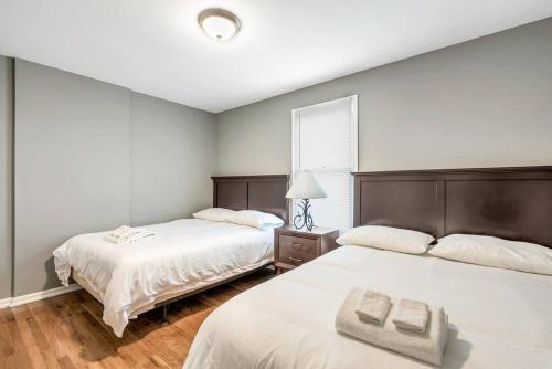 sypialnia z 2 łóżkami i ręcznikami w obiekcie Settle into Soulard 4 Beds 2 full baths w mieście Soulard