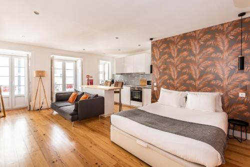 1 dormitorio con 1 cama y sala de estar en Charming Loft in Bairro Alto - JJ Apartment`s, en Lisboa