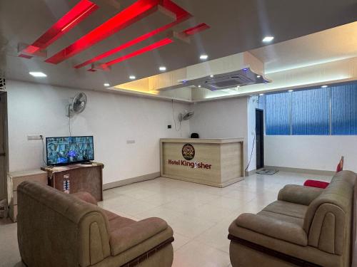 una sala d'attesa con due divani e una TV di Hotel Kingfisher - Barishal a Barisāl