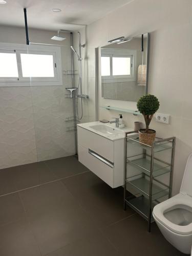 Un baño con lavabo, ducha e inodoro. en Villa Greyjoy - AzulenaCalpe, en Calpe