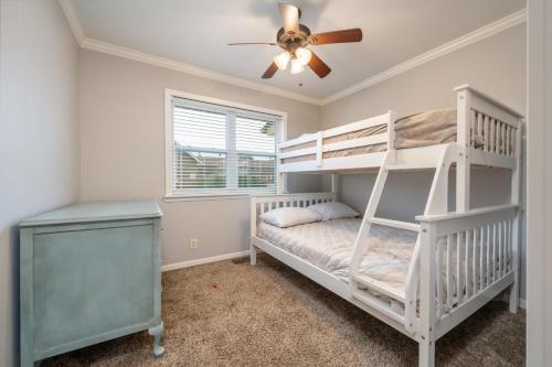 ein Schlafzimmer mit einem Etagenbett und einem Deckenventilator in der Unterkunft Idas Ideal Homestead cozy 3Bed1Bath perfect for Work-Stay or Family Vacay in Morrilton