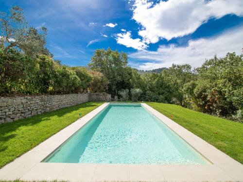 una piscina en un patio con una pared de piedra en Holiday Home Pietreto by Interhome, en Ravigliano