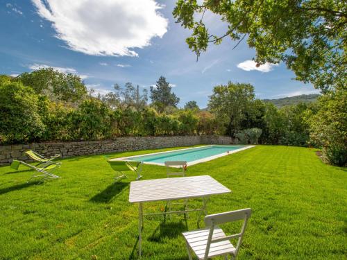 una piscina en medio de un campo de césped en Holiday Home Pietreto by Interhome, en Ravigliano