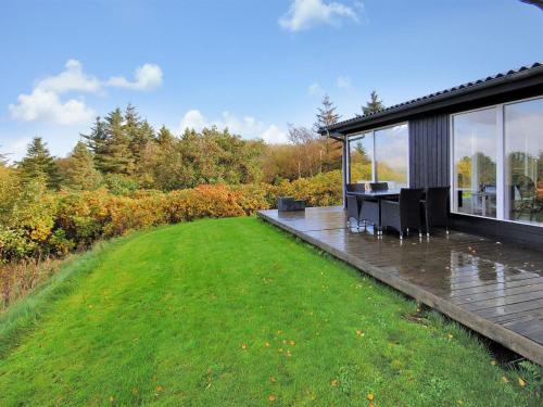 ein Haus mit einer Terrasse und einer Liegewiese in der Unterkunft Holiday Home Analia - 300m to the inlet in The Liim Fiord by Interhome in Fur