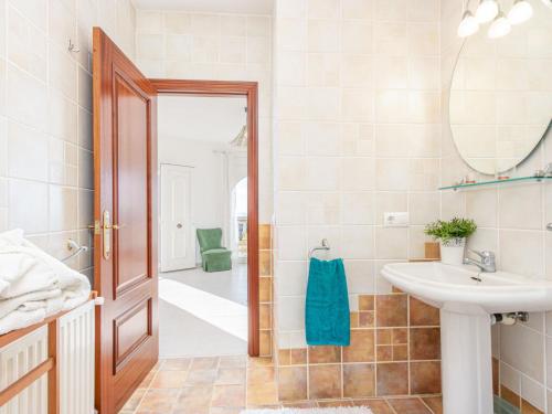 Bilik mandi di Villa Golden by Interhome