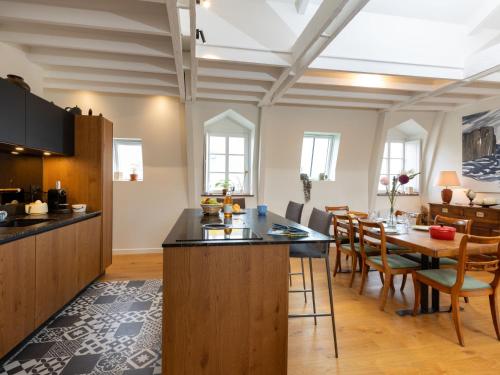 une cuisine et une salle à manger avec une table et des chaises dans l'établissement Apartment le Grand Bé by Interhome, à Saint-Malo