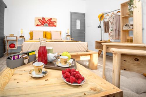 a room with a coffee table with strawberries on it at B&B Les Chambres Rooms & Suite in Santa Teresa Gallura