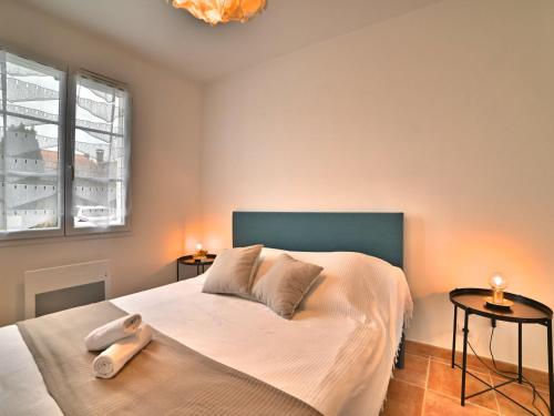 1 dormitorio con 1 cama grande y 2 mesas en Holiday Home La Parie 2 by Interhome, en Dolus d'Oléron