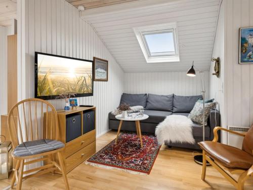 sala de estar con sofá y TV en Holiday Home Tammo - 900m from the sea in NW Jutland by Interhome, en Torsted