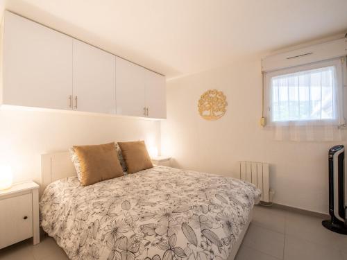 une chambre avec un lit et une fenêtre dans l'établissement Apartment Jardin de la Fontaine-3 by Interhome, à Cavalaire-sur-Mer